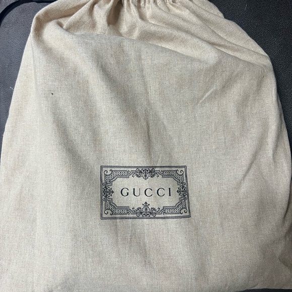 Gucci cross body. Excellent condition! Brand new only worn a few times. - Picture 2 of 4